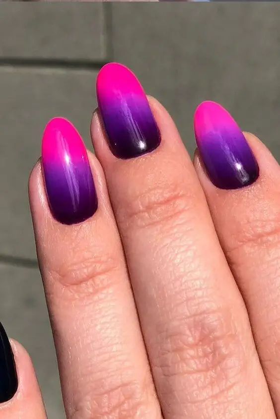 Contrasting Colors From Black To Purple Gradient Nails