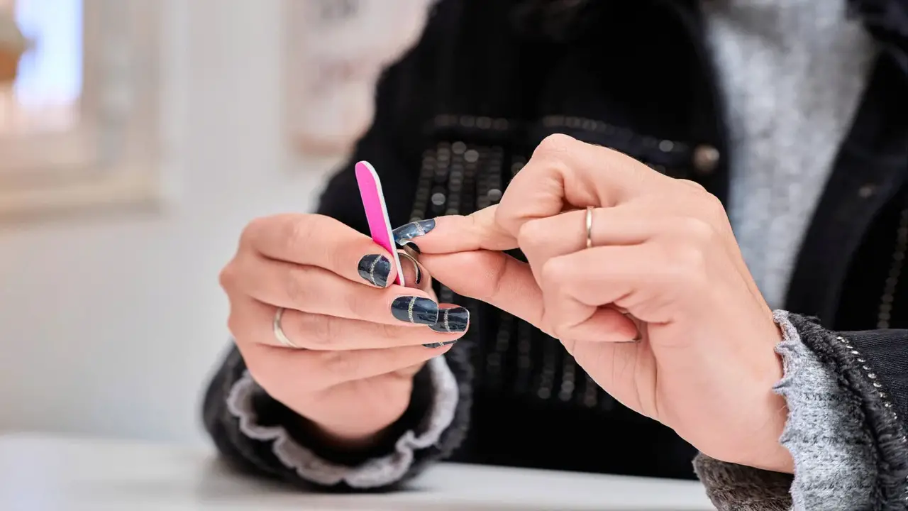 How To Properly Apply And Remove Nail Wraps To Minimize Damage