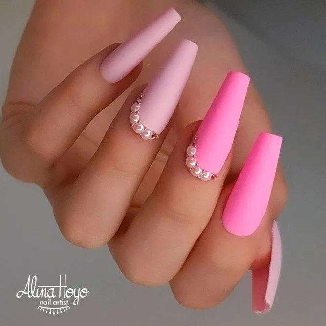 Light-Pink-Nails-with-Rhinestone-3
