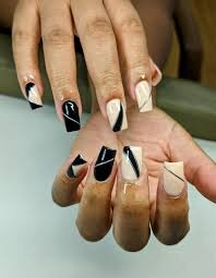 Abstract-Black-and-White-Manicure-10