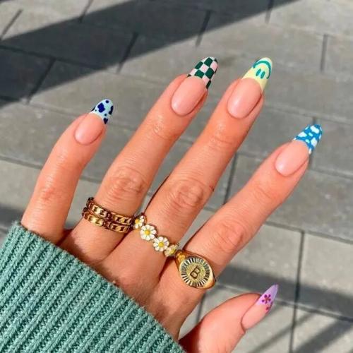 Abstract-Nails-Designs-For-Summer-2 (1)