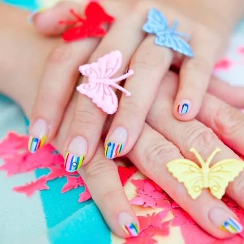 Abstract-Nails-Designs-For-Summer-5 (1)