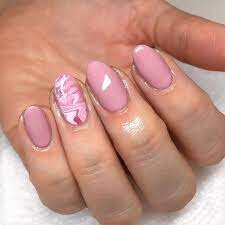 Accent-Nails-With-a-Simple-Design-You-Can-Do-by-Yourself-4