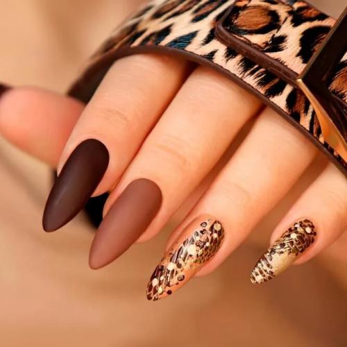 Almond-Nails-Matte-Accent-2