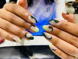 Almond-Shaped-Nails-With-Two-Mix-Colors-3