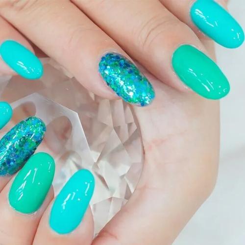 Aqua-Nails-with-Sparkly-Glitter-Accents-2