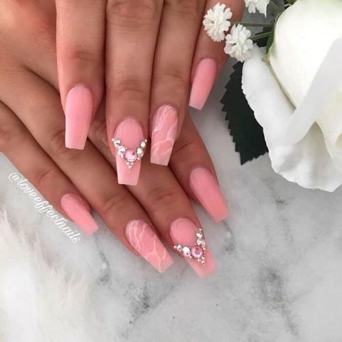 Beige-Coffin-Nails-With-A-Marble-Effect-1