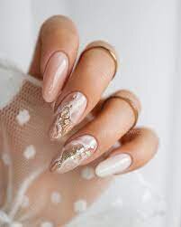 Beige-Coffin-Nails-With-A-Marble-Effect-2