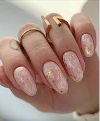 Beige-Coffin-Nails-With-A-Marble-Effect-4