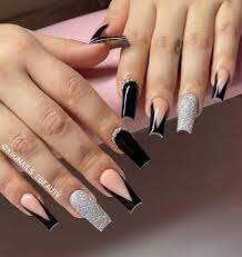 Black-And-Silver-Outline-Nails-4