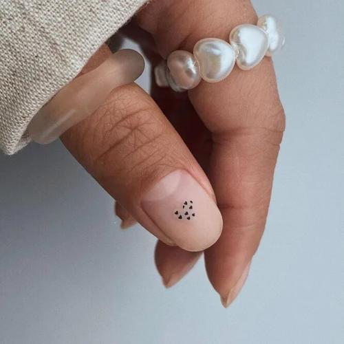 Black-Nail-Polish-and-a-Little-Bit-of-Fantasy-1