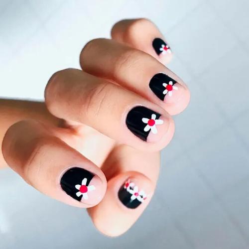 Black-Nail-Polish-and-a-Little-Bit-of-Fantasy-3