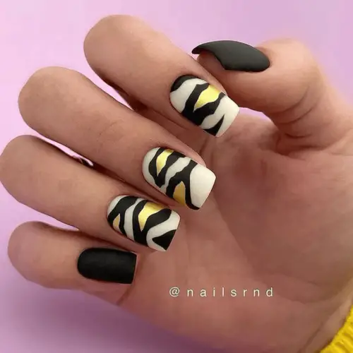 Black-Nails-And-Animal-Print-1.jpg