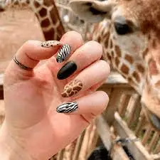 Black-Nails-And-Animal-Print-3.jpg