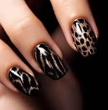 Black-Nails-And-Animal-Print-4.jpg