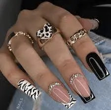 Black-Nails-And-Animal-Print-5.jpg