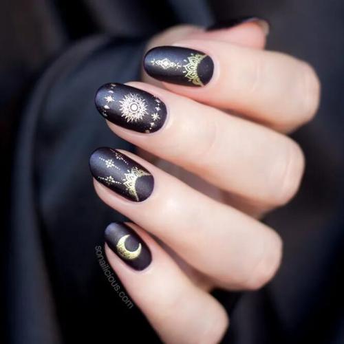 Black-Nails-With-Gold-Stamping-1