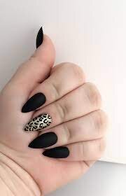 Black-Nails-with-Hot-Animal-Print-5 (1)