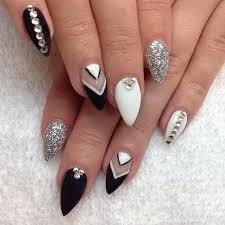 Black-Pointy-Stiletto-Nails-10