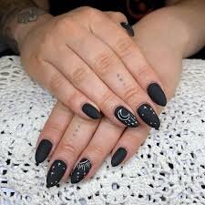 Black-Pointy-Stiletto-Nails-7