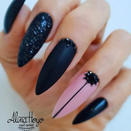 Black-Stiletto-Nails-And-Negative-Space-3