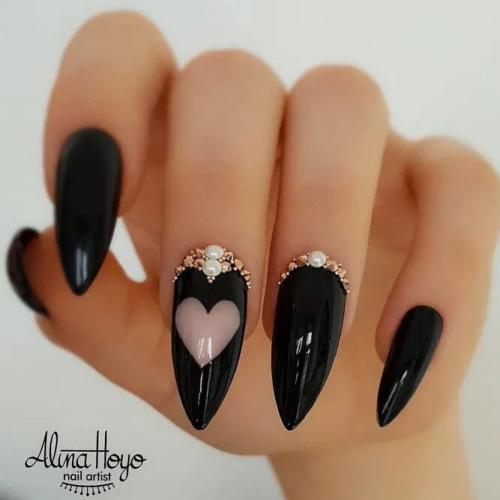 Black-Stiletto-Nails-And-Negative-Space-4