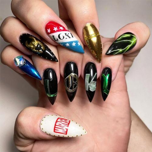Black-and-Gold-Stiletto-Nails-1