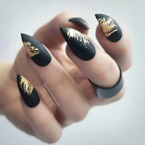 Black-and-Gold-Stiletto-Nails-4