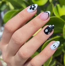 Black-and-White-Nail-Designs-with-Patterns-9