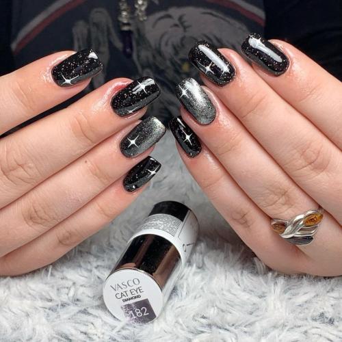 Black-and-White-Space-Nails-2