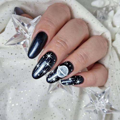 Black-and-White-Space-Nails-3