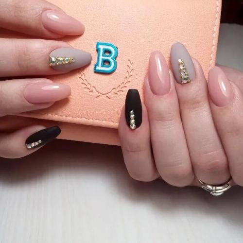 Bold-Combination-Of-Black-And-Nude-Coffin-Nails-1