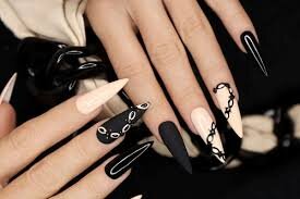 Bold-Combination-Of-Black-And-Nude-Coffin-Nails-7