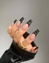 Bold-Combination-Of-Black-And-Nude-Coffin-Nails-8