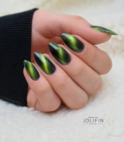 Charming-Cat-Eye-Nails