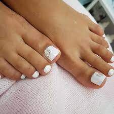 Chic-Toe-Nails-In-Pure-White-Color-2