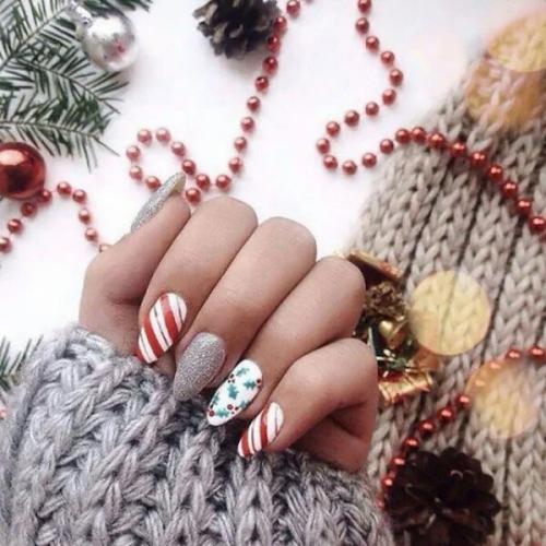 Christmas-Wrapping-Paper-Nails-1