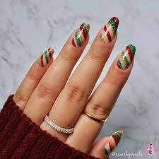 Christmas-Wrapping-Paper-Nails-2