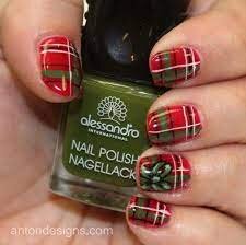 Christmas-Wrapping-Paper-Nails-3