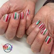 Christmas-Wrapping-Paper-Nails-4