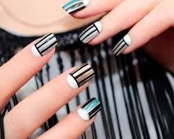 Classy-Nails-With-Charming-Stripes-10