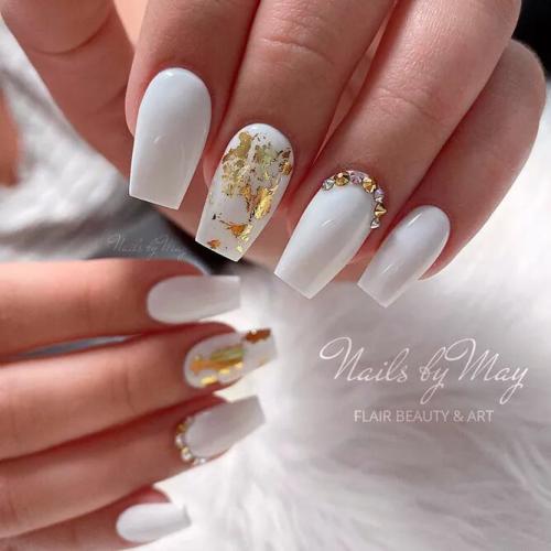 Coffin-Short-Acrylic-Nails-in-White-1