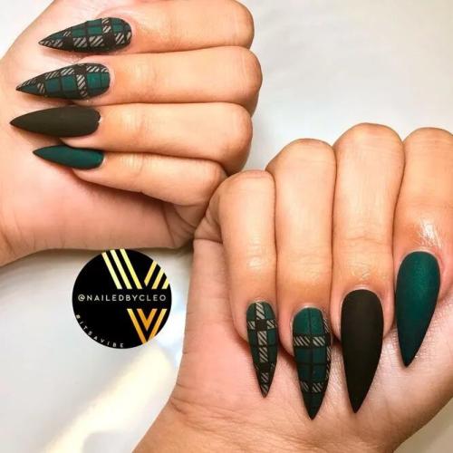Combo-Of-Black-And-Green-Nails-Shades-2
