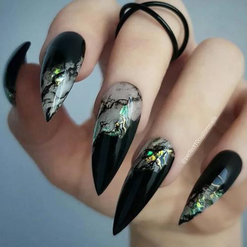 Combo-Of-Black-And-Green-Nails-Shades-4