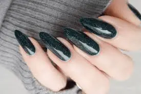 Dark-Shaded-Holiday-Nails-9