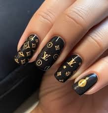 Dark-Short-Nails-To-Try-9