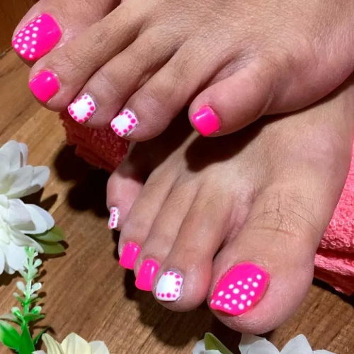 Dots-For-Your-Beach-Nails-Pedicure-3