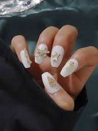 Elegant-And-Stylish-3D-Star-Nails-Designs-7