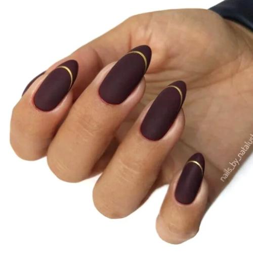 Elegant-Dark-Classy-Nails-With-Gold-Accent-2