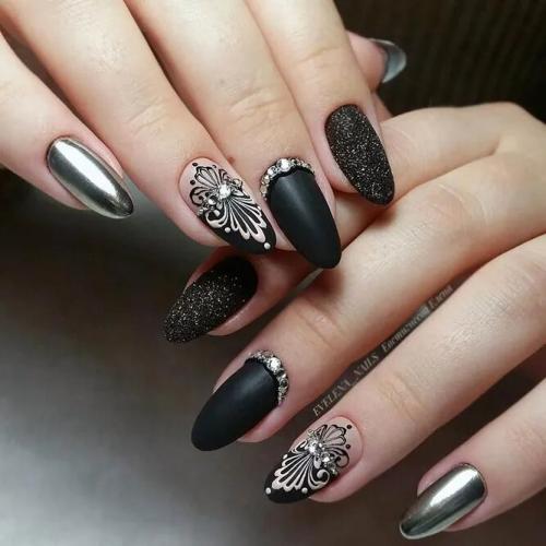 Exquisite-Black-Manicure-Idea-1